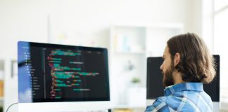 Co dalej z cenami sprzętu komputerowego? mężczyzna pracujący na komputerze