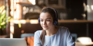 Kursy i szkolenia coraz popularniejsze. Jak wybrać te najlepsze? kobieta biorąca udział w szkoleniu online