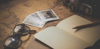 Biurko z regulacją wysokości – dlaczego warto się na nie zdecydować? notes biurko mapa