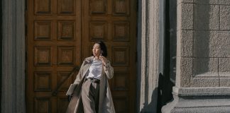 Modne płaszcze damskie jesień-zima 2021/2022 beżowy płaszcz damski