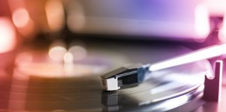 Odtwarzacz płyt CD czy gramofon? A może jedno i drugie… gramofon