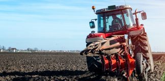 Zadbaj o swoje maszyny rolnicze wykorzystując innowacyjny zbieracz kamieni maszyna rolnicza traktor