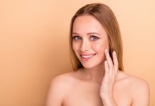 Samoopalacze. Sprawdź, jak prawidłowo przygotować cerę przed nałożeniem samoopalacza! kobieta samoopalacz