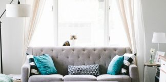 Gdzie znaleźć wymarzone meble? szara sofa