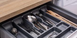Jak stworzyć ergonomiczną przestrzeń w szufladach kuchennych? Oto specjalne akcesoria do organizacji wewnętrznej szuflada sztućce