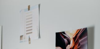 Jak powiesić zdjęcia na ścianie? 10 zasad estetycznej i pomysłowej aranżacji zdjęcia na ścianie