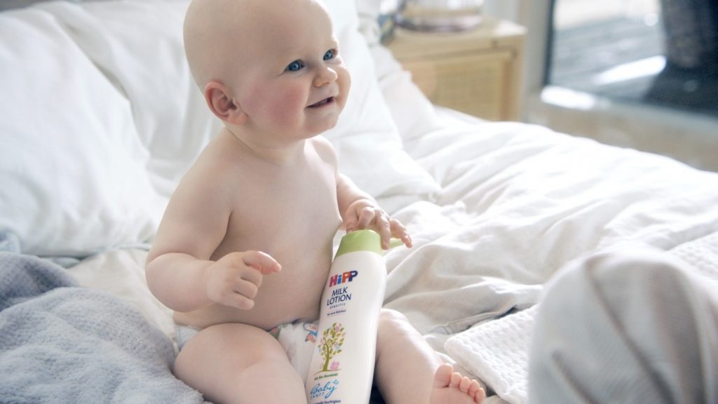 Niemowlę po kąpieli – produkty do pielęgnacji niemowląt HiPP Babysanft