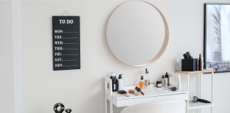 Odpowiednie wyposażenie salonu fryzjerskiego- sprawdź, co warto kupić meble fryzjerskie