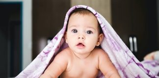 Kąpiel niemowlaka – pielęgnacja wrażliwej skóry dziecka Niemowlę po kąpieli