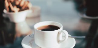 Dlaczego warto wybrać kawiarkę do parzenia kawy? kawa