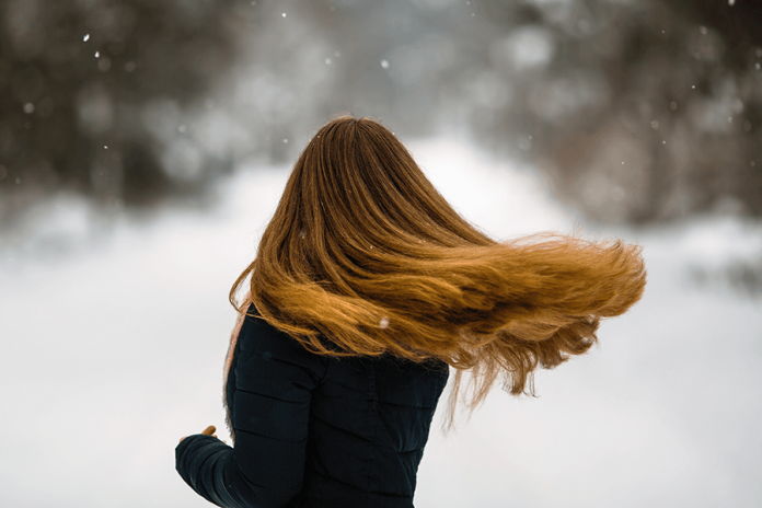 kobieta z długimi włosami zimą