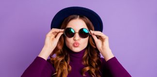 Najciekawsze trendy w modzie na nadchodzący sezon dziewczyna fioletowy golf