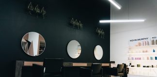 Wybieramy meble do salonu fryzjerskiego. Nowe czy używane? Ze sklepu czy hurtowni? meble do salonu fryzjerskiego