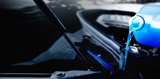 Zimowy płyn do spryskiwaczy – kiedy lać i jaki wybrać? płyn zimowy do spryskiwaczy