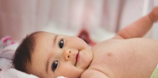 Top 5 akcesoriów, które zwiększają bezpieczeństwo dziecka w mieszkaniu bezpieczne niemowlę