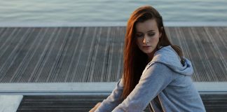 Damskie bluzy z kapturem. Jakie modele warto mieć w swojej szafie? dziewczyna w bluzie z kapturem