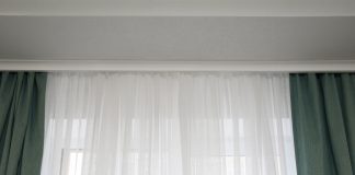 Czy warto zamontować listwy karniszowe w domu? listwy karniszowe do firan