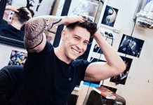 Jak dbać o tatuaż? mężczyzna z tatuażem