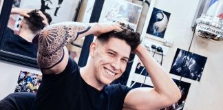 Jak dbać o tatuaż? mężczyzna z tatuażem