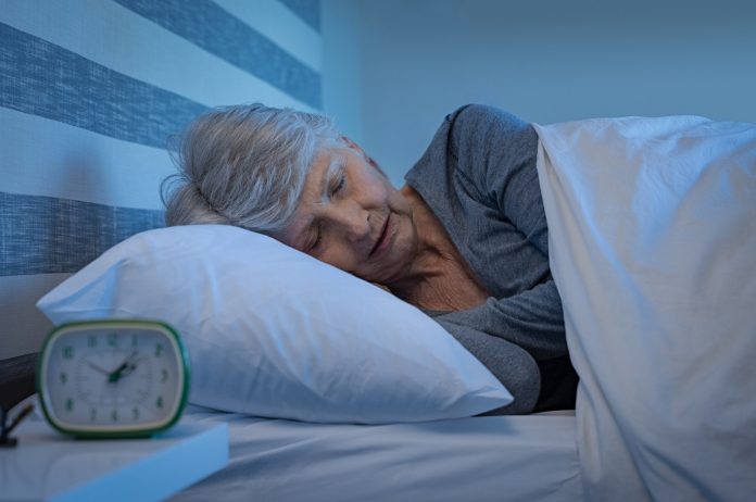 śpiąca starsza kobieta nietrzymanie moczu