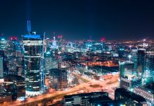 Warszawa i Mazowsze: co warto zobaczyć w weekend? Warszawa nocą