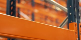 Bezpieczne składowanie towarów na paletach belka regału magazynowego