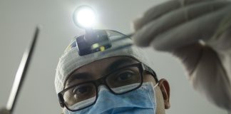 Chirurgia stomatologiczna – czym się zajmuje i dlaczego jest tak ważna? chirurg szczękowy