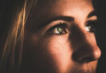 Niedomykalność powiek – na czym polega i jak ją leczyć? niedomykalność powiek