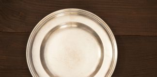 Srebrne podtalerze – wyjątkowy charakter zdobniczy podtalerz srebrny