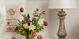 5 pomysłów na wiosenne dekoracje w domu kwiaty we wnętrzach