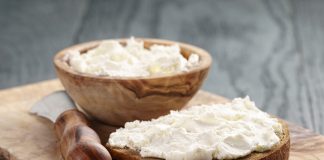 Ekologiczny nabiał – dlaczego warto po niego sięgać? serek ekologiczny