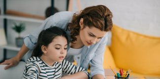 Jakie krzesło do biurka dla dziecka wybrać? mama z córką odrabiają lekcje