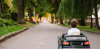 Samochody na akumulator – nietuzinkowy pomysł na prezent urodzinowy dla dziecka dziecko auto elektryczne