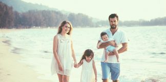 Wyjazd nad morze z małym dzieckiem. Sprawdź, o czym musisz pamiętać! rodzinny urlop nad morzem