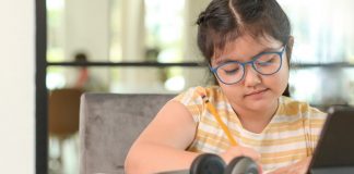 U kogo może sprawdzić się Samsung Galaxy Tab A7 Lite? dziewczynka tablet