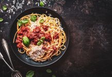 Jak przyrządzić pyszne spaghetti bolognese i carbonara? Spaghetti bolognese - jak przygotować