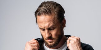 Do czego nosić męskie bluzy z kapturem? Sprawdź polecane stylizacje! czarna bluza męska z kapturem