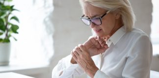 Zwyrodnienie stawów dłoni – jak sobie radzić z bólem i stanem zapalnym? ból nadgarstka