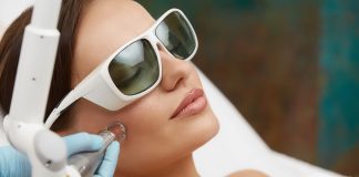 Laseroterapia – w czym może pomóc? Kiedy warto skorzystać z zabiegów laserem? laseroterapia