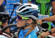 5 powodów, dla których powinieneś nosić kask podczas jazdy na rowerze dziewczyna w kasku rowerowym