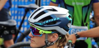 5 powodów, dla których powinieneś nosić kask podczas jazdy na rowerze dziewczyna w kasku rowerowym