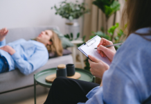 Jak wybrać odpowiedniego psychoterapeutę online? mężczyzna na psychoterapii