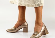 Półbuty lakierowane ciekawym i przykuwającym wzrok dodatkiem złote półbuty