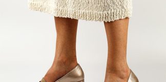 Półbuty lakierowane ciekawym i przykuwającym wzrok dodatkiem złote półbuty