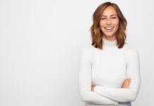 Prostowanie zębów w kilka miesięcy – medycyna zna skuteczne sposoby kobieta uśmiech proste zęby