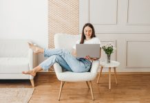 Struktura zarobków w Avon: prowizje, premie i nagrody dla konsultantek konsultantka Avon z laptopem