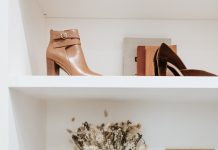 Jak dbać o eleganckie buty, by służyły nam dłużej? eleganckie buty w szafce