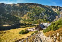 Polska na weekend – najciekawsze miejsca na wyjazd z dużego miasta schronisko w Karkonoszach