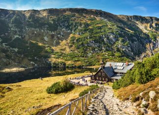 Polska na weekend – najciekawsze miejsca na wyjazd z dużego miasta schronisko w Karkonoszach