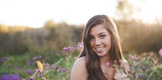 Irygator Oclean W10 – poznaj możliwości urządzenia dziewczyna na łące uśmiech